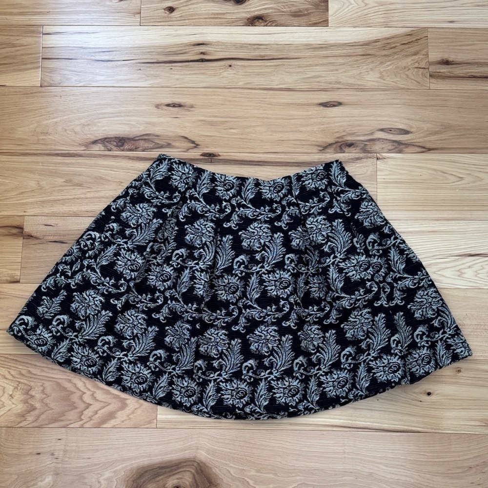 Alice + Olivia Black and Cream Jacquard Pleated Floral Mini Skirt Size 8